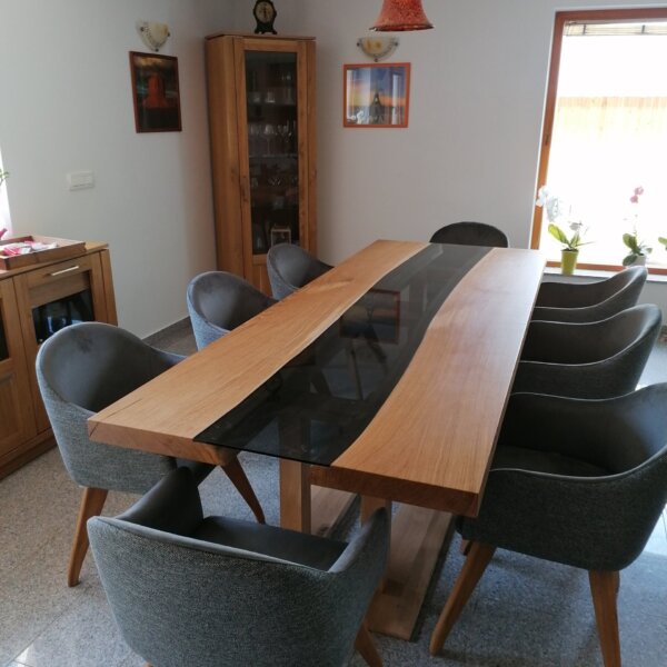 Unikatni hrastov stol s kaljenim staklom – savršena harmonija prirode i modernog dizajna