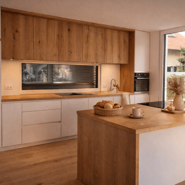 Kuhinja po mjeri – bezvremenska kombinacija bijele i hrasta