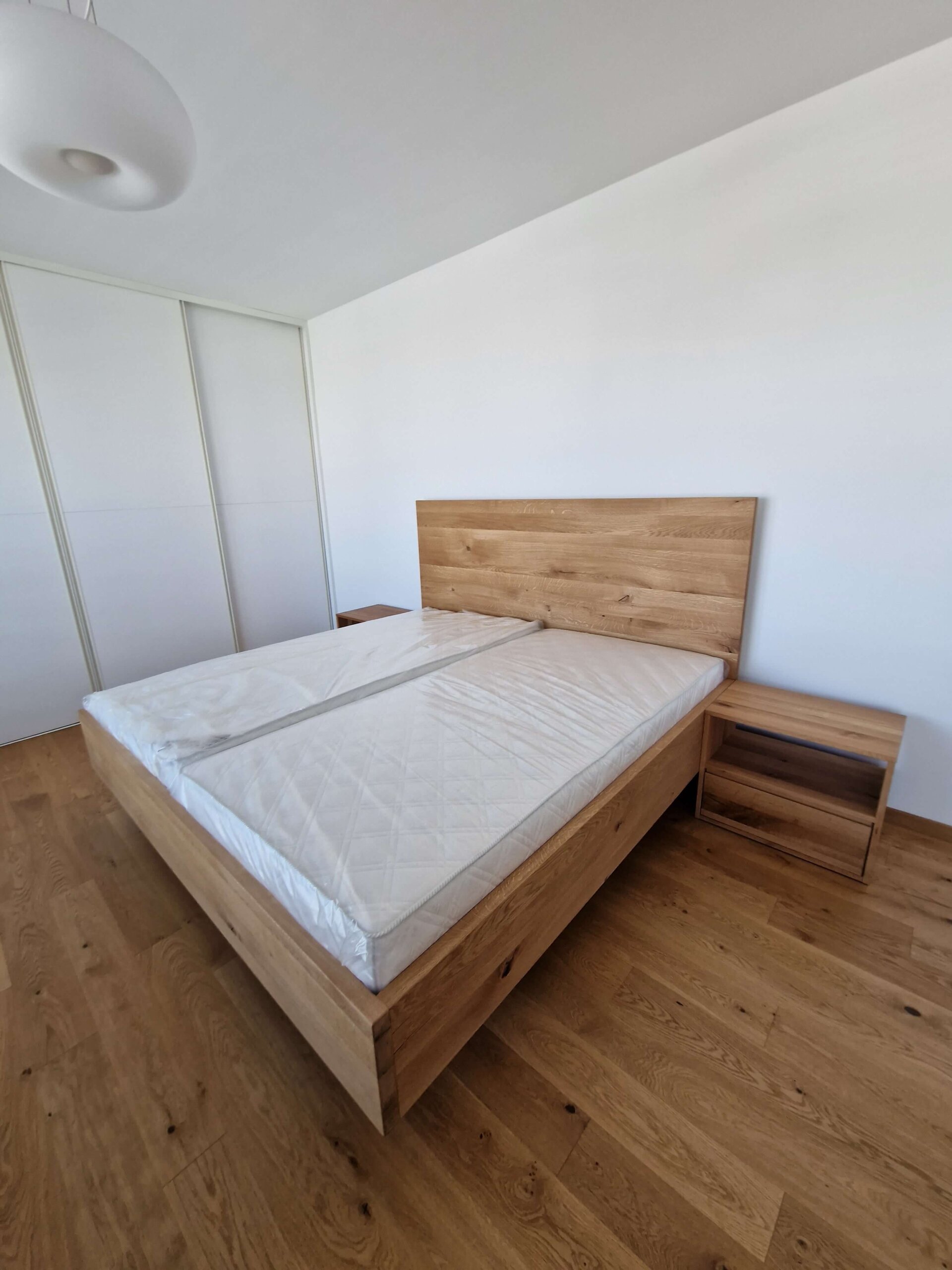 🔥 Hrastov »Lebdeći« krevet 180×200 – akcija -10% → 1.290 EUR