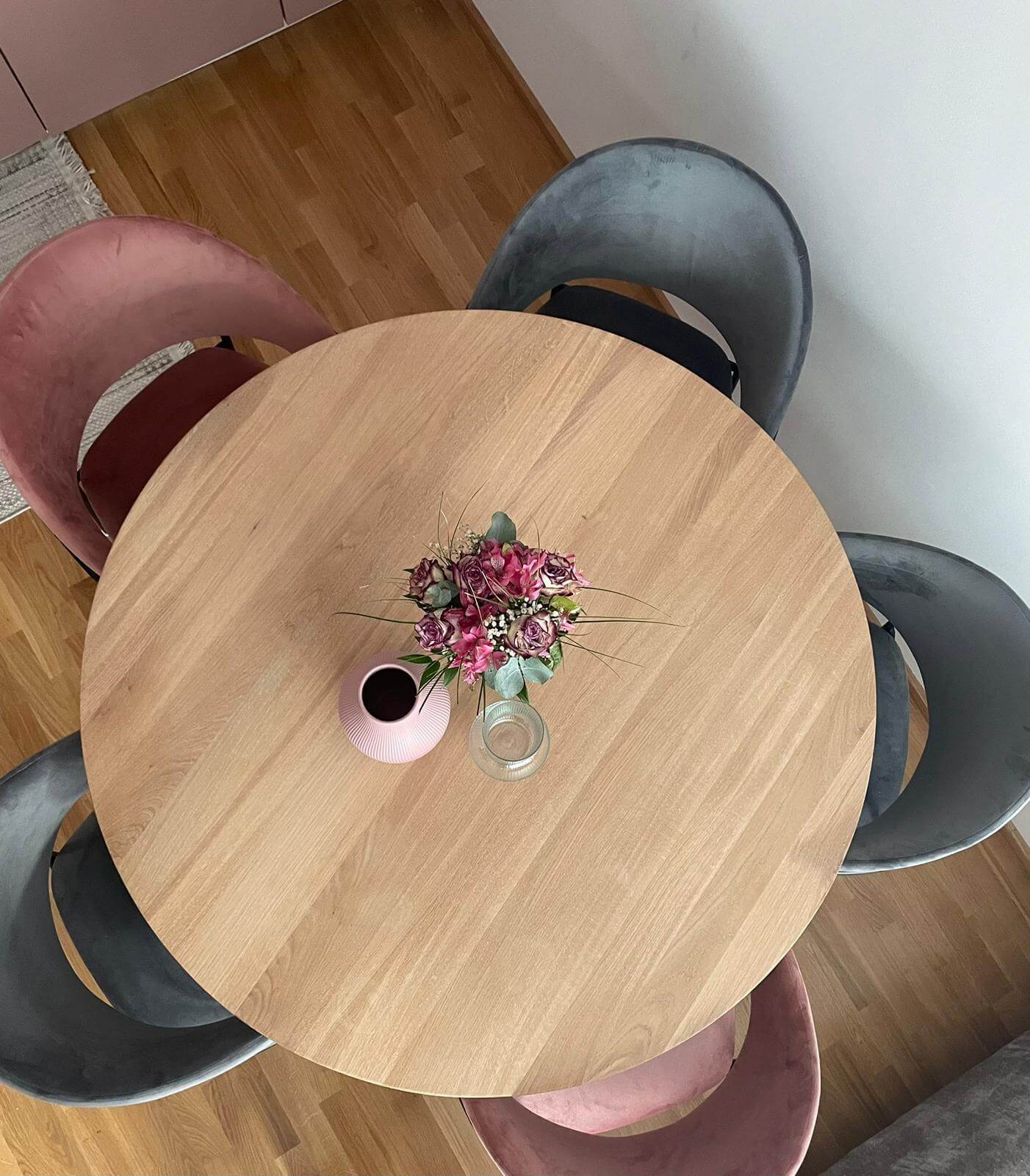 Okrugli masivni stol od slovenskog hrasta – bezvremenska elegancija u vašem domu: sada -5%:1390,00 EUR