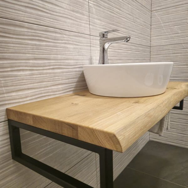 Masivni kupaonički element od hrastovine s prirodnim rubom – elegancija i toplina u jednom ✨